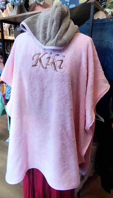 Poncho rose brodé